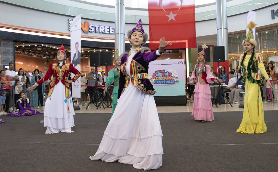 Mersin’de Düzenlenen Uluslararası Çocuk Festivali Sürüyor