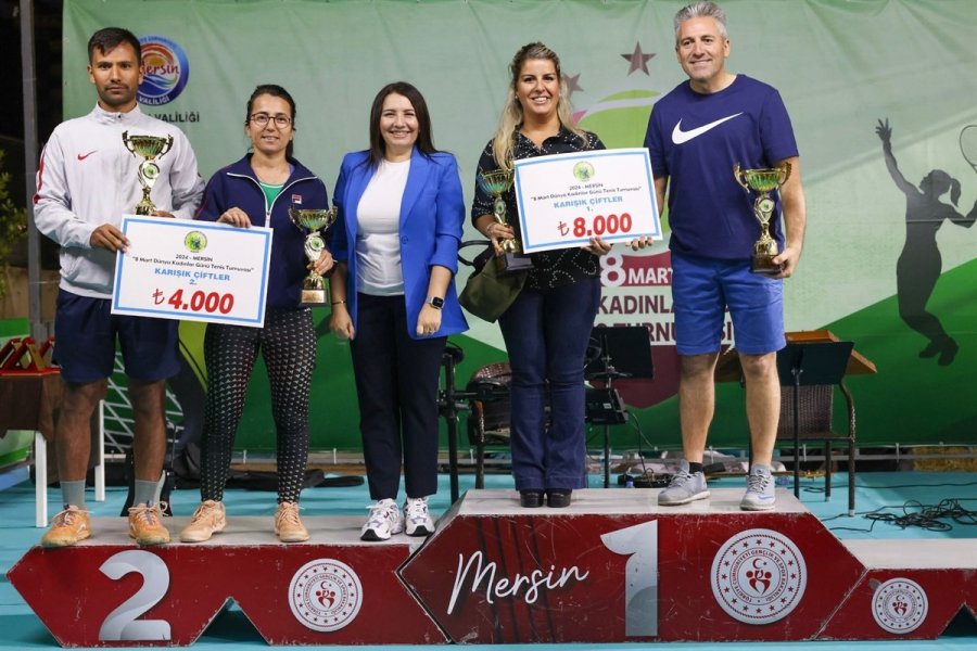 Kadınlar Günü Tenis Turnuvası’nda Dereceye Girenlere Ödülleri Verildi