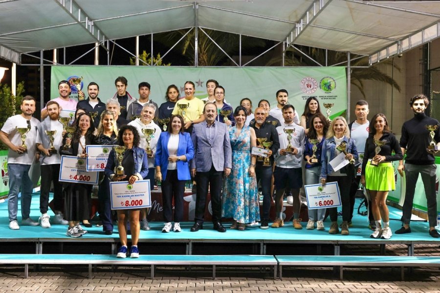 Kadınlar Günü Tenis Turnuvası’nda Dereceye Girenlere Ödülleri Verildi