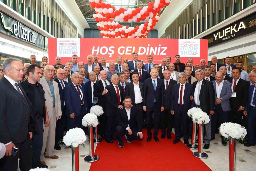 Kumsmall’da ’mobilyada Moda Show’ Başladı