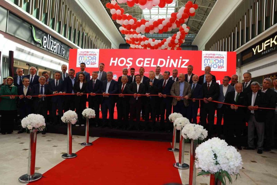 Kumsmall’da ’mobilyada Moda Show’ Başladı