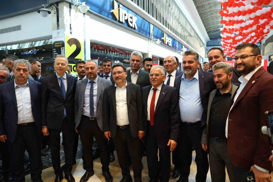 Kumsmall’da ’mobilyada Moda Show’ Başladı