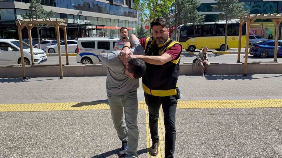 Evi Soyarken Suçüstü Yakalandı, Adliyeye Girerken Sigara İstedi