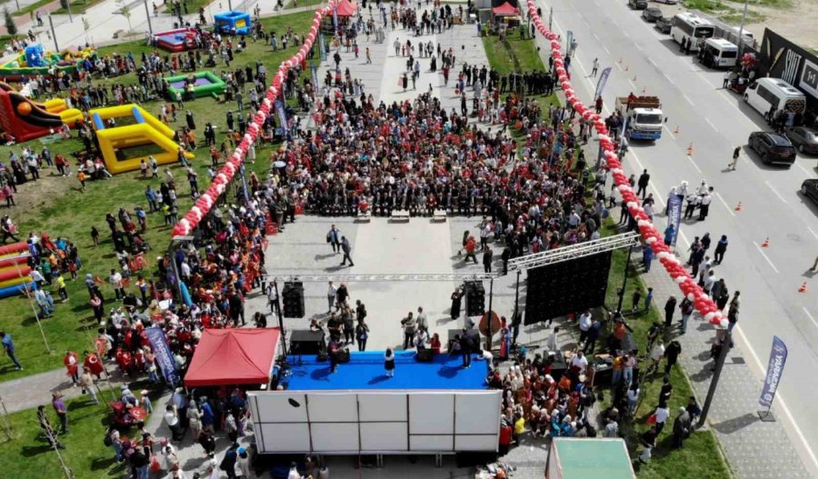 Vali Ve Belediye Başkanı Çocuklarla Halat Çekti, Kazanan Vali Oldu