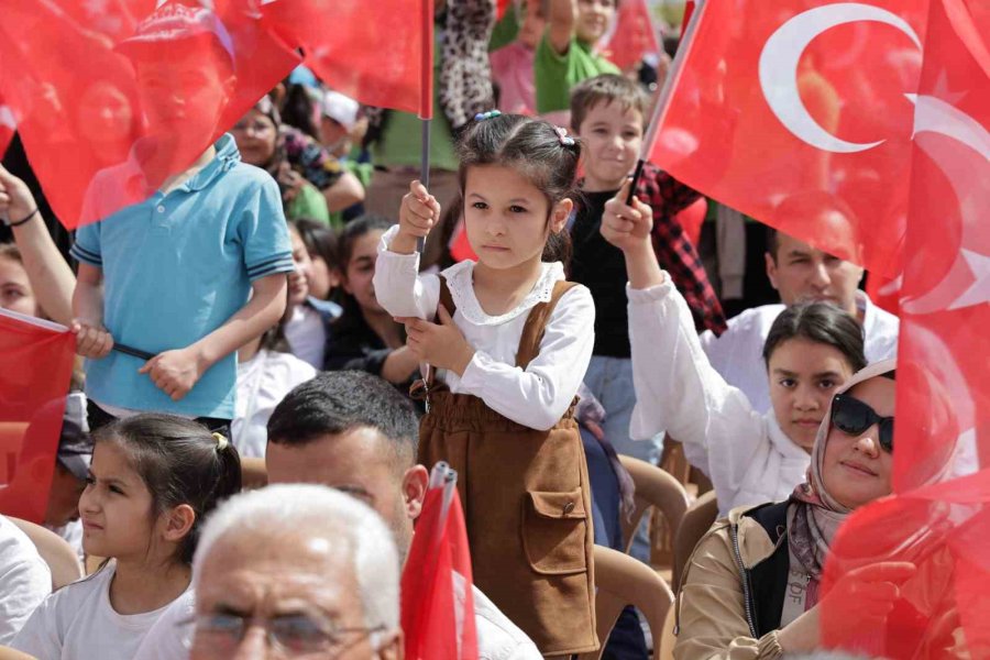 Vali Ve Belediye Başkanı Çocuklarla Halat Çekti, Kazanan Vali Oldu