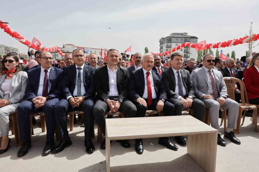 Vali Ve Belediye Başkanı Çocuklarla Halat Çekti, Kazanan Vali Oldu