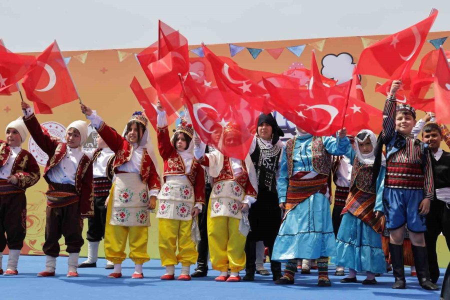 Vali Ve Belediye Başkanı Çocuklarla Halat Çekti, Kazanan Vali Oldu