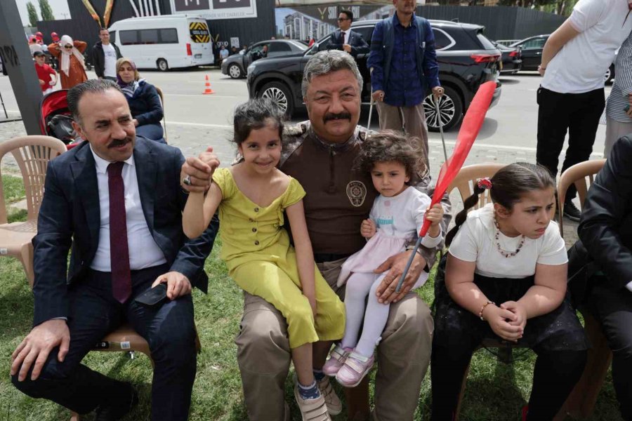 Vali Ve Belediye Başkanı Çocuklarla Halat Çekti, Kazanan Vali Oldu