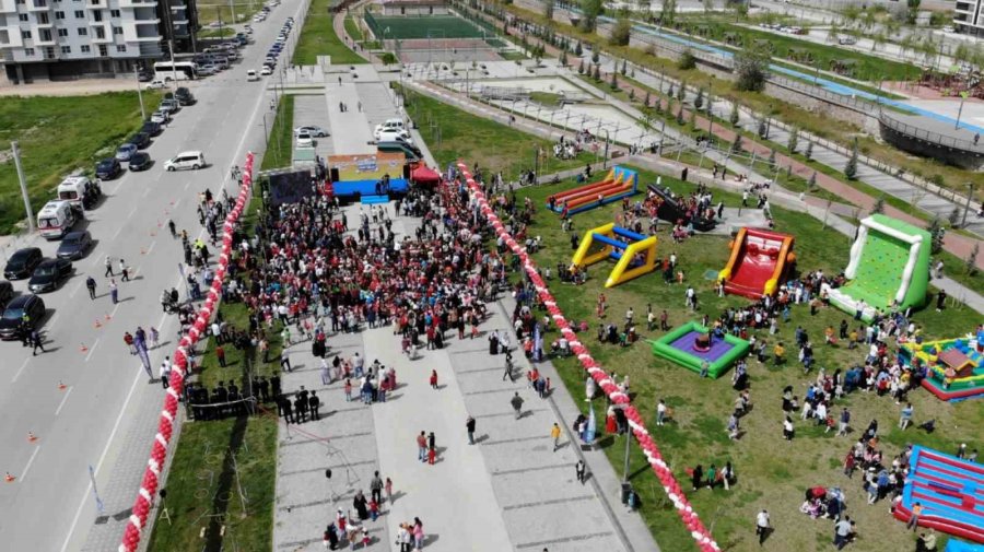 Vali Ve Belediye Başkanı Çocuklarla Halat Çekti, Kazanan Vali Oldu