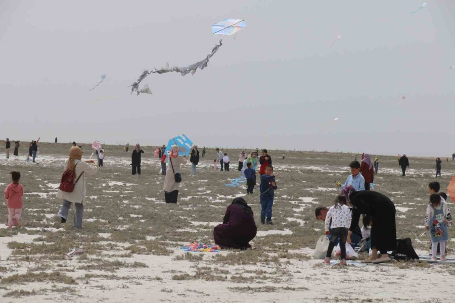 Doğa Harikası Tuz Gölü Semalarında Uçurtmalar Havalandı