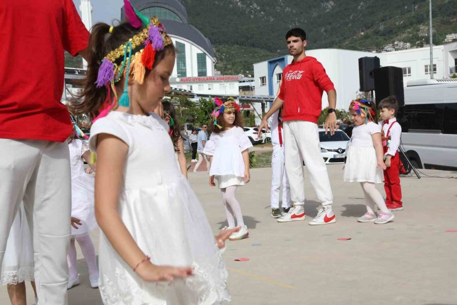 Alkü’lü Minikler Gönülleri Fethetti