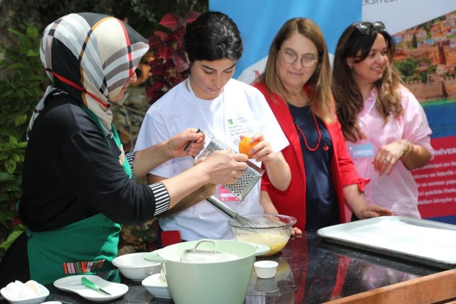 İletişim Ve Tasarım Festivalinde Yöresel Lezzetler Tanıtıldı