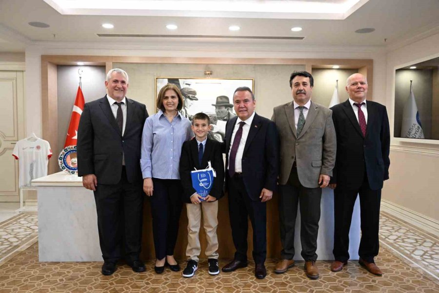 Başkan Böcek Koltuğunu Çocuk Başkana Devretti