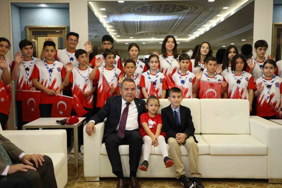 Başkan Böcek Koltuğunu Çocuk Başkana Devretti