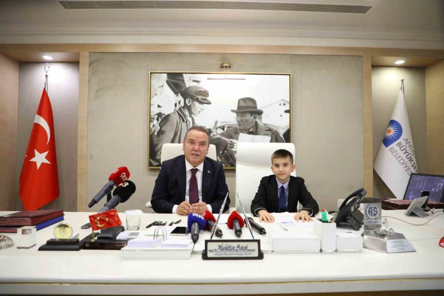 Başkan Böcek Koltuğunu Çocuk Başkana Devretti