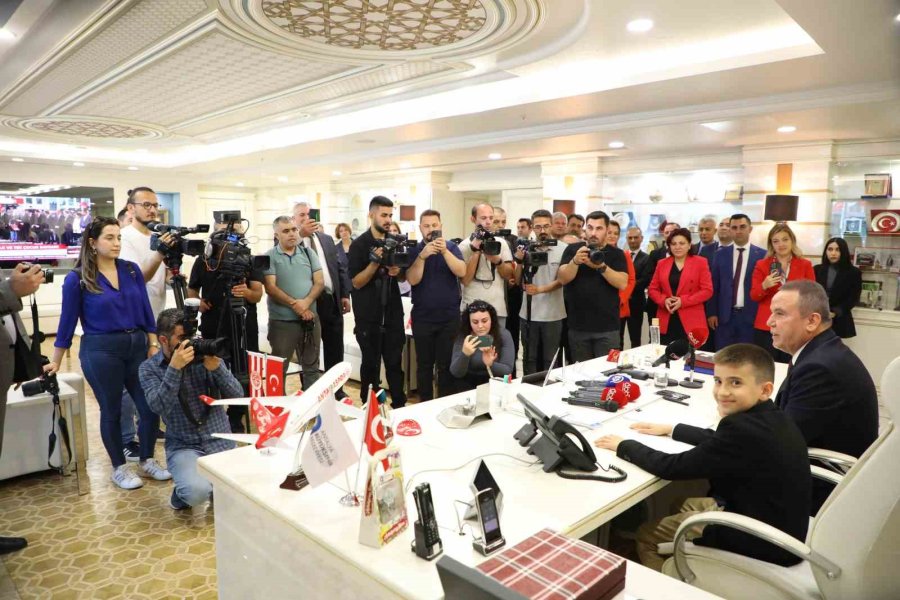 Başkan Böcek Koltuğunu Çocuk Başkana Devretti