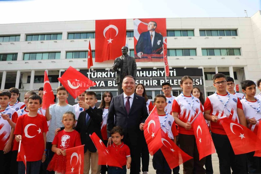 Başkan Böcek Koltuğunu Çocuk Başkana Devretti