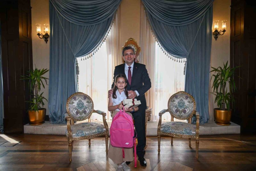 Antalya’nın Çocuk Valisi Makamı Devraldı