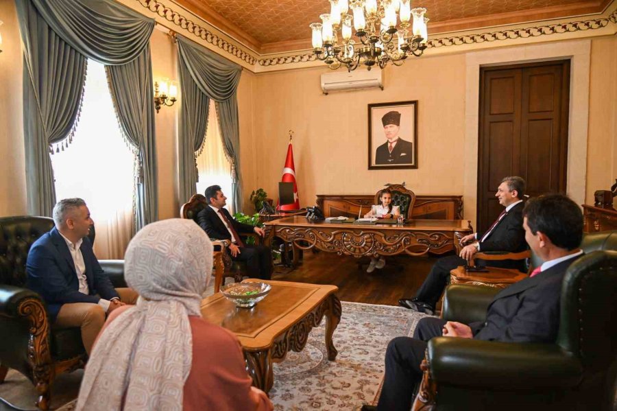 Antalya’nın Çocuk Valisi Makamı Devraldı