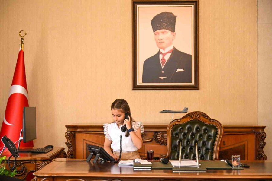 Antalya’nın Çocuk Valisi Makamı Devraldı
