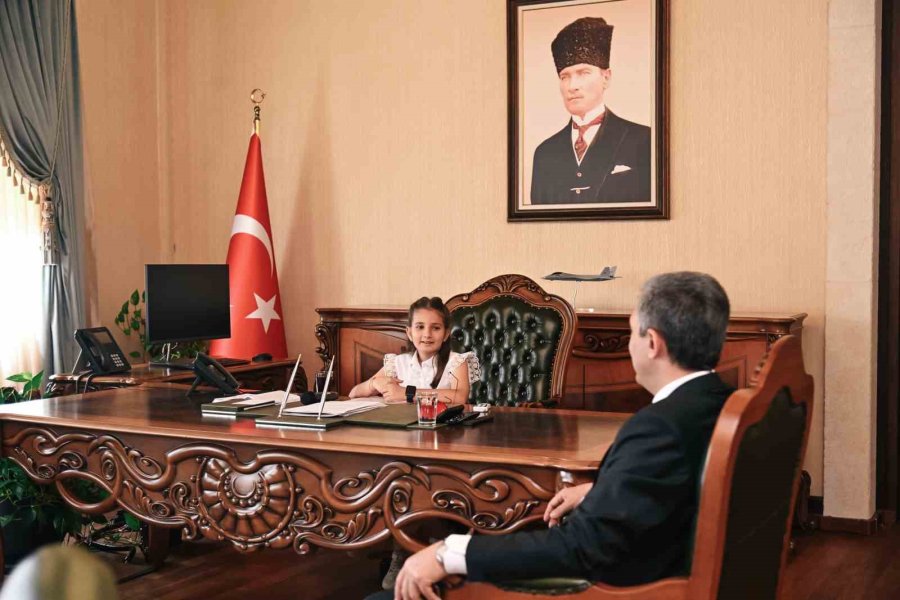 Antalya’nın Çocuk Valisi Makamı Devraldı