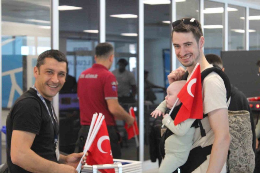 Gazipaşa-alanya Havalimanı’nda 23 Nisan Coşkusu