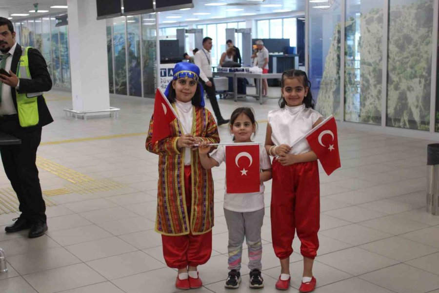 Gazipaşa-alanya Havalimanı’nda 23 Nisan Coşkusu