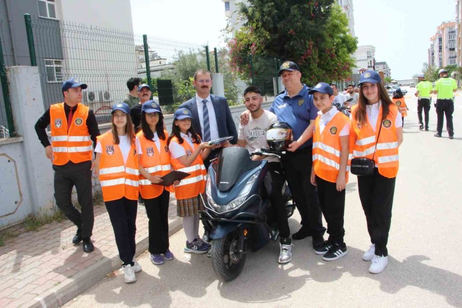 Öğrenciler Sürücülere Ücretsiz Kask Dağıttı