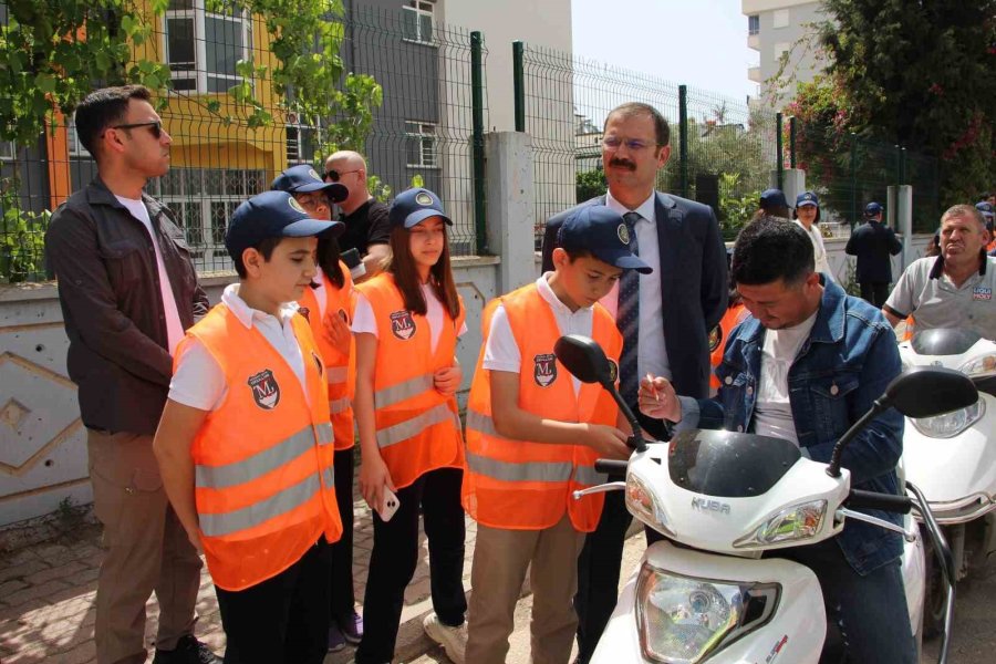 Öğrenciler Sürücülere Ücretsiz Kask Dağıttı