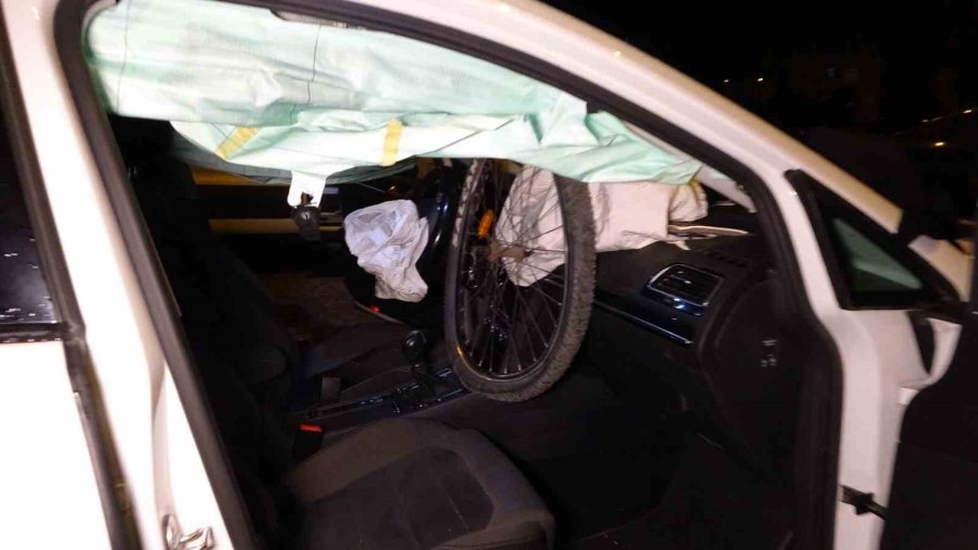 İki Otomobilin Çarpıştığı Kazada 3 Kişi Yaralandı