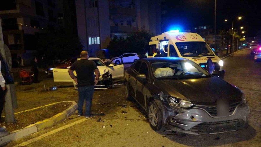 İki Otomobilin Çarpıştığı Kazada 3 Kişi Yaralandı