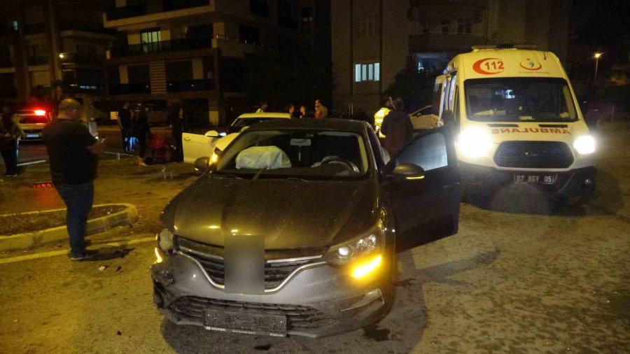 İki Otomobilin Çarpıştığı Kazada 3 Kişi Yaralandı