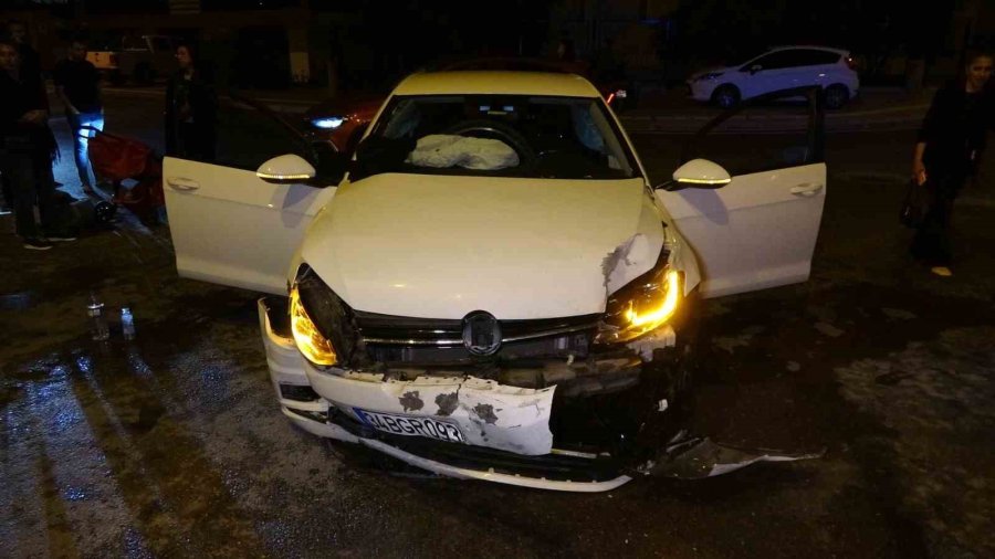 İki Otomobilin Çarpıştığı Kazada 3 Kişi Yaralandı