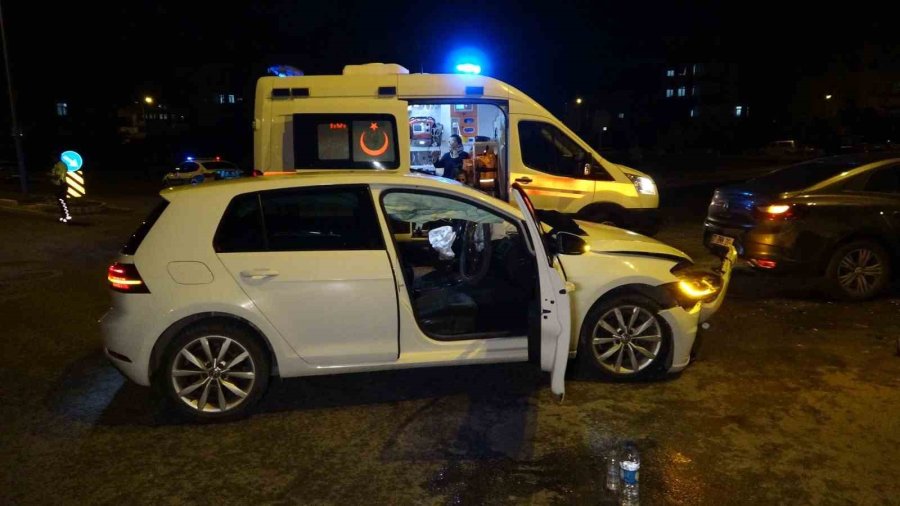 İki Otomobilin Çarpıştığı Kazada 3 Kişi Yaralandı