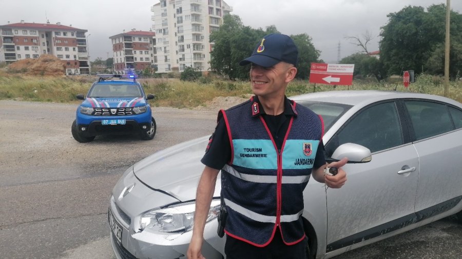 Bitkin Düşen Kırlangıç’a Jandarma Şefkati