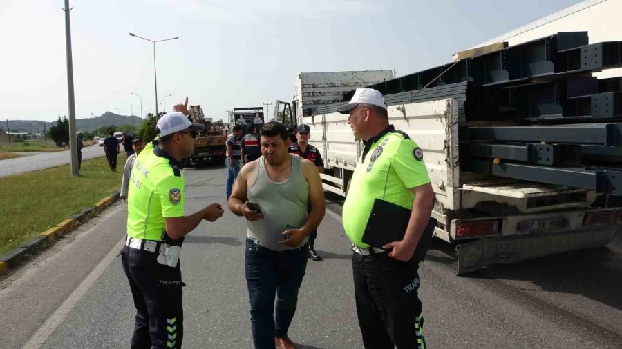 Lastiği Patlayan Kamyon Faciaya Neden Oluyordu