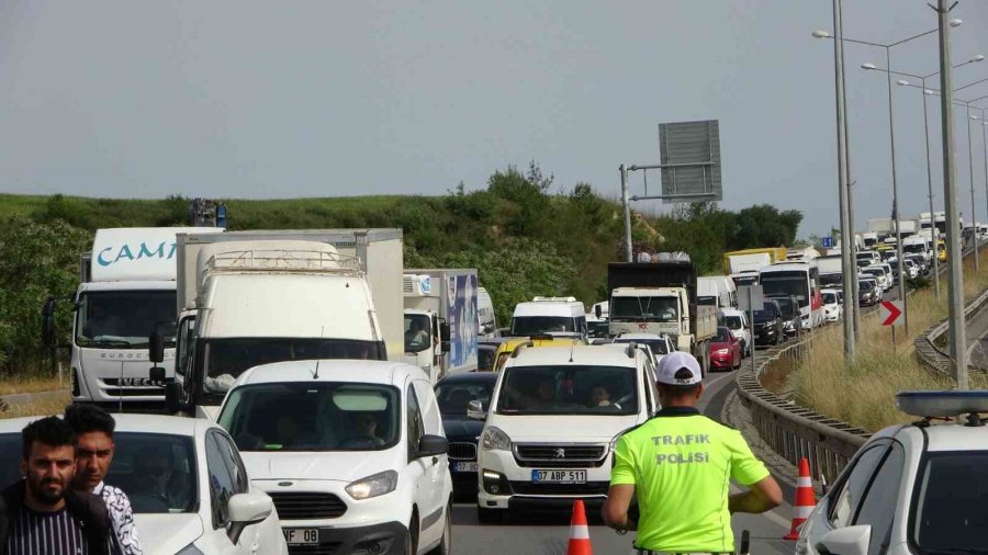 Lastiği Patlayan Kamyon Faciaya Neden Oluyordu