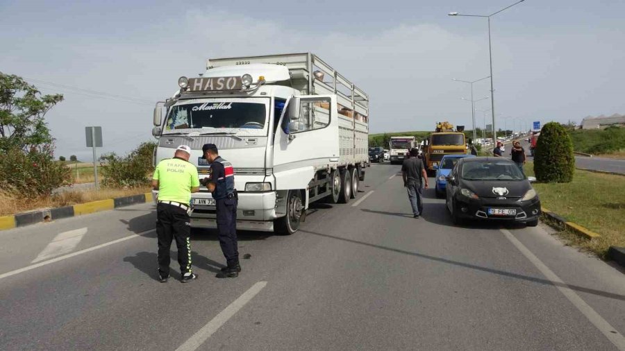 Lastiği Patlayan Kamyon Faciaya Neden Oluyordu