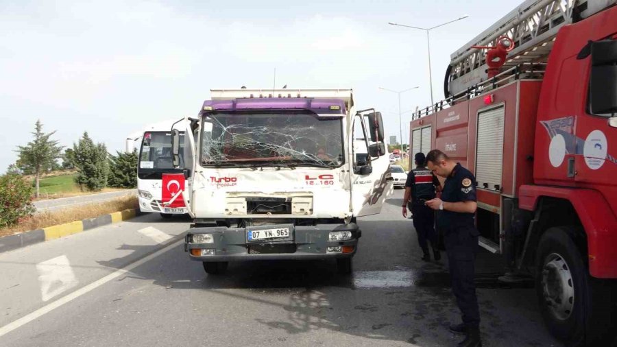 Lastiği Patlayan Kamyon Faciaya Neden Oluyordu