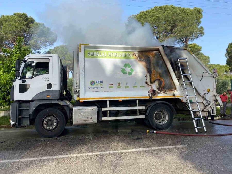 Atık Toplama Kamyoneti Alev Aldı
