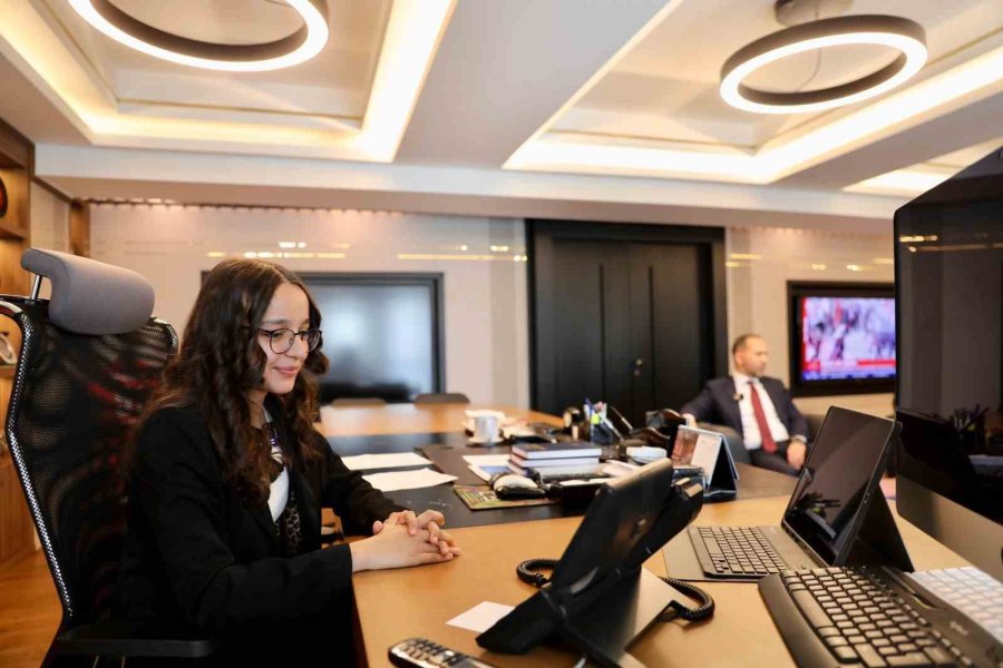 Başkan Özdemir, Makamını 7. Sınıf Öğrencisi Tuğba’ya Devretti