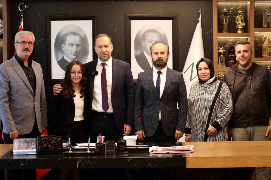 Başkan Özdemir, Makamını 7. Sınıf Öğrencisi Tuğba’ya Devretti