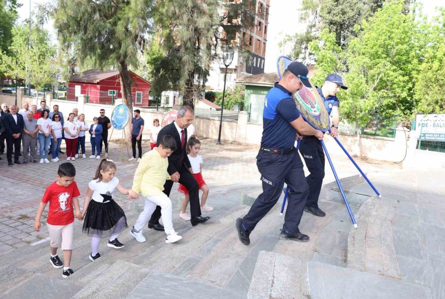 Başkan Menderes Dal Koltuğunu Çocuk Başkana Devretti