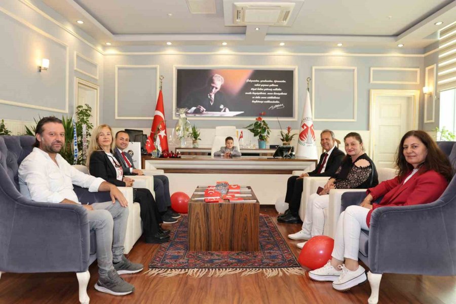 Başkan Menderes Dal Koltuğunu Çocuk Başkana Devretti