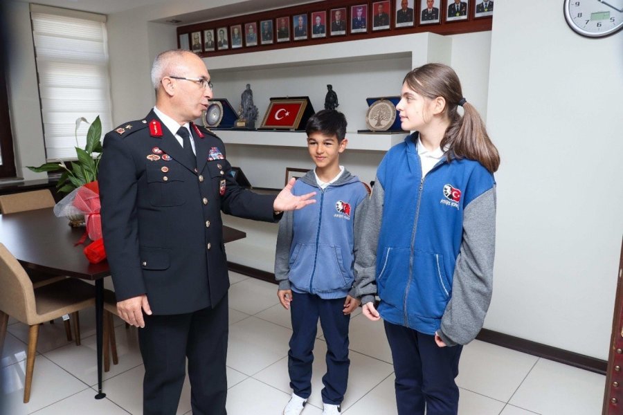 Ortaokul Öğrencilerinden Eskişehir İl Jandarma Komutanlığı’na Ziyaret