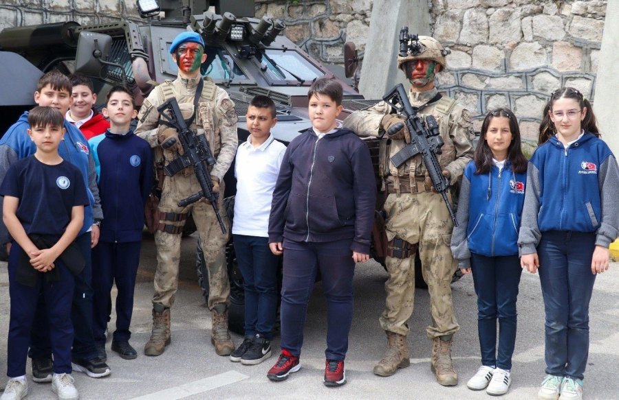 Ortaokul Öğrencilerinden Eskişehir İl Jandarma Komutanlığı’na Ziyaret