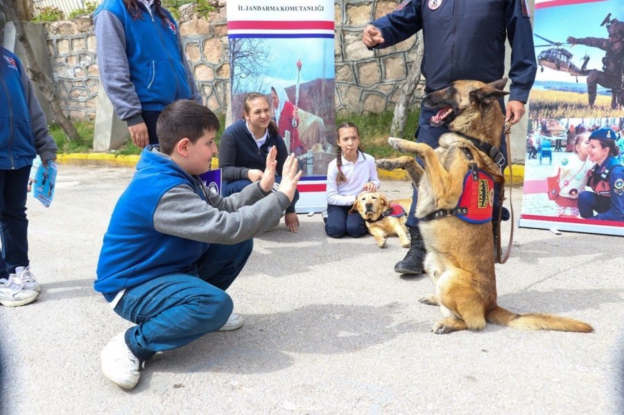 Ortaokul Öğrencilerinden Eskişehir İl Jandarma Komutanlığı’na Ziyaret