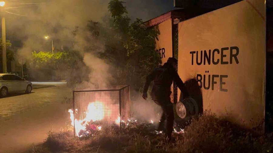 Geri Dönüşüm Konteynerinde Çıkan Ve İş Yerine Sıçrayan Yangın, Bekçilerin Dikkati Sayesinde Önlendi