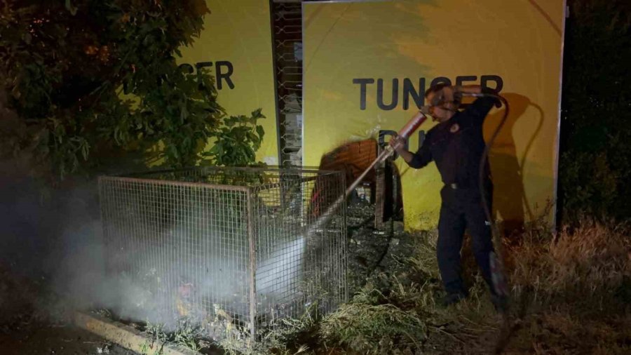 Geri Dönüşüm Konteynerinde Çıkan Ve İş Yerine Sıçrayan Yangın, Bekçilerin Dikkati Sayesinde Önlendi
