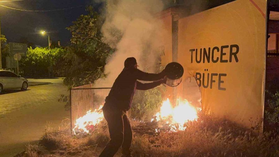 Geri Dönüşüm Konteynerinde Çıkan Ve İş Yerine Sıçrayan Yangın, Bekçilerin Dikkati Sayesinde Önlendi